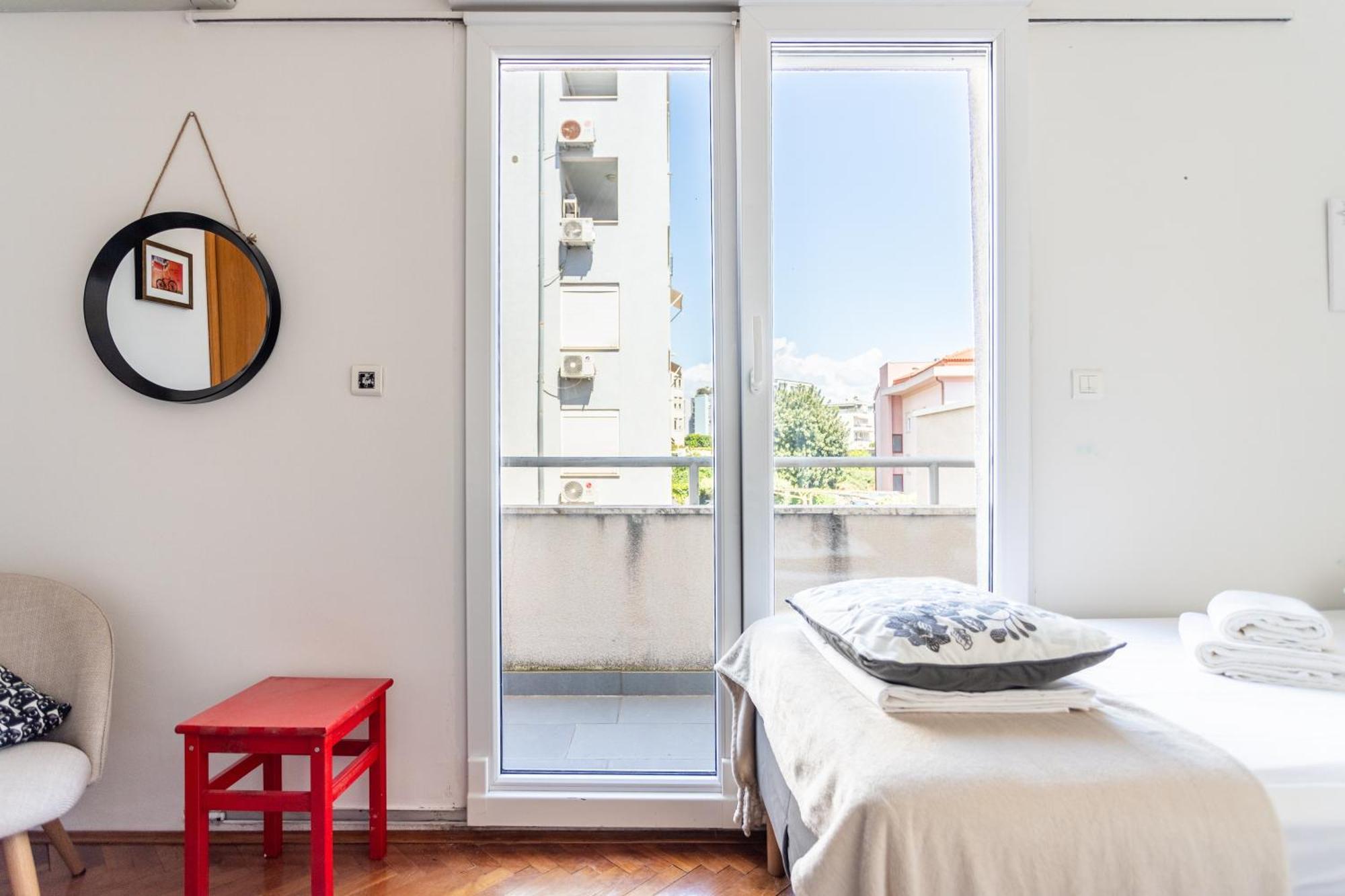 Modern With Terrace 4 Min Walk To The