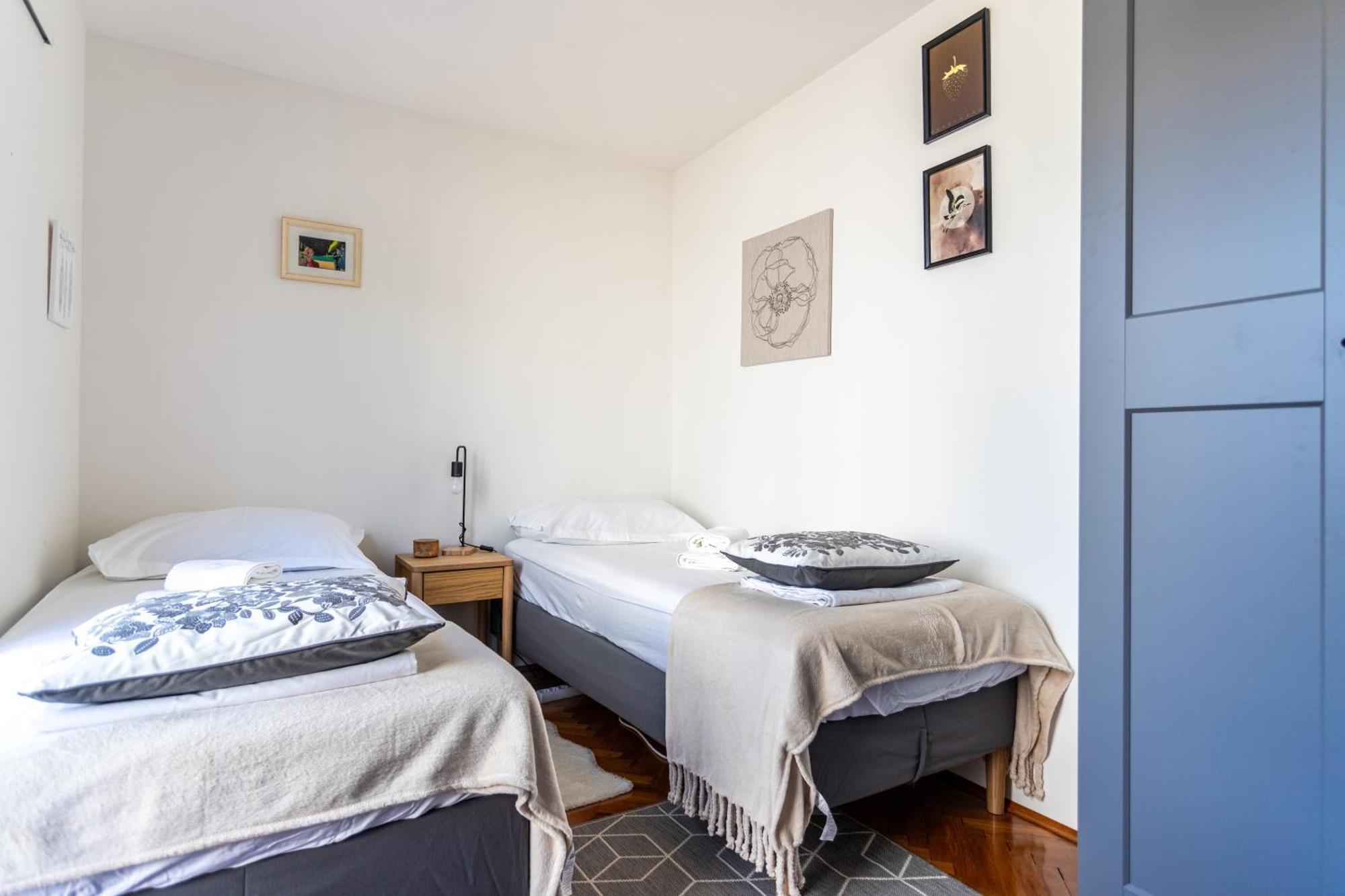 Modern With Terrace 4 Min Walk To The *