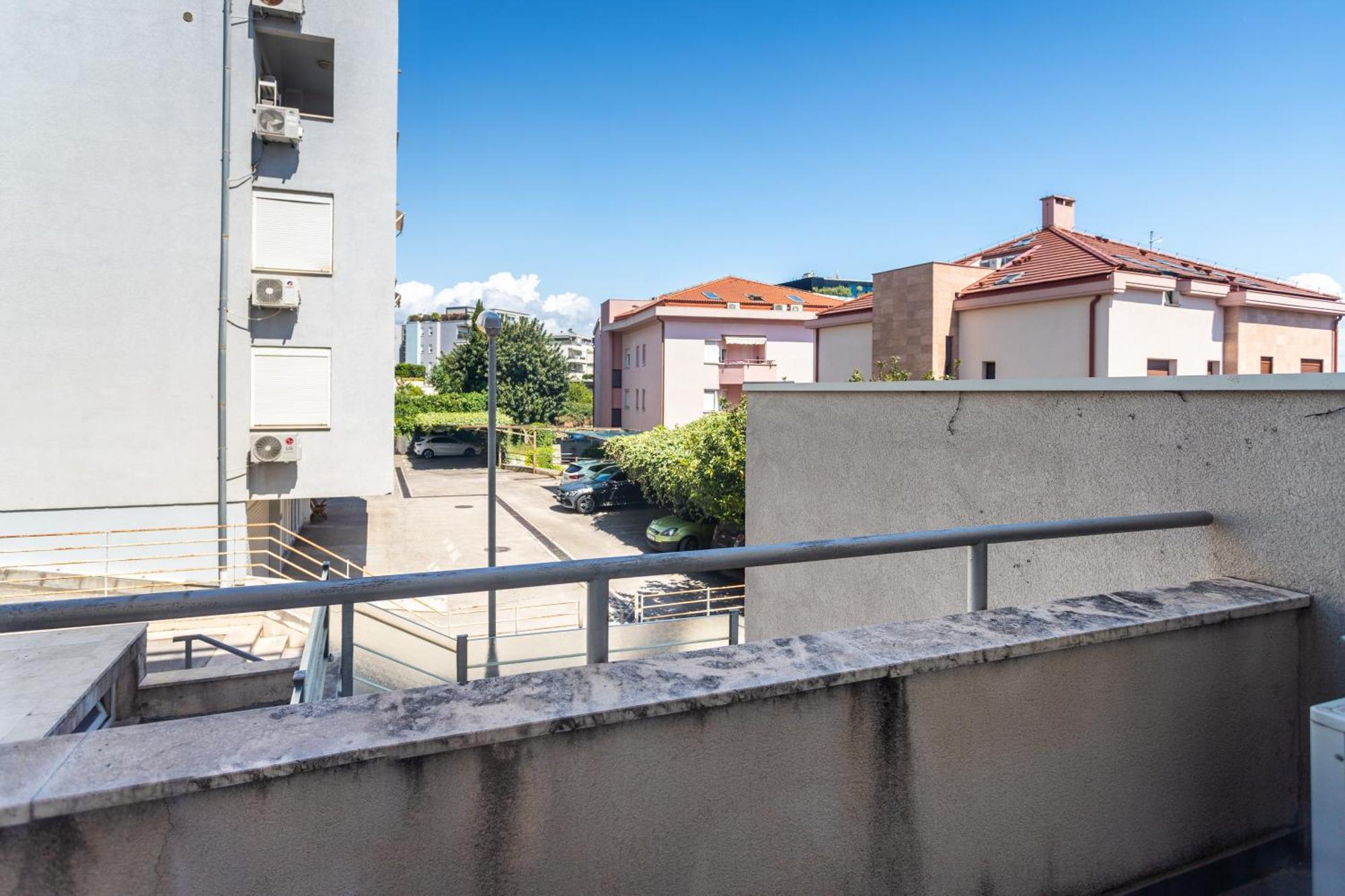 Modern With Terrace 4 Min Walk To The